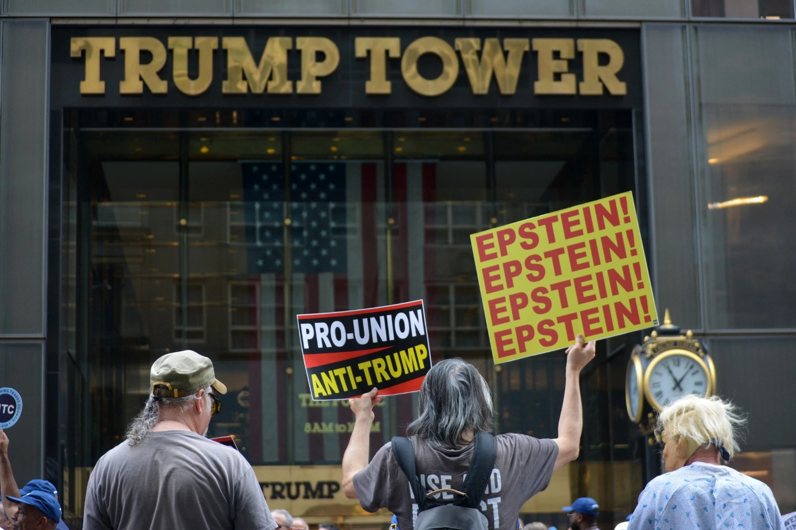 EN PORTADA: INDIGNACIÓN POR EPSTEIN Trump amenaza con denuncias por vincularlo con la isla de Epstein: “Son lo peor”.