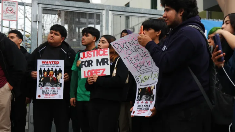 Estudiantes en Los Ángeles protestan tras detención