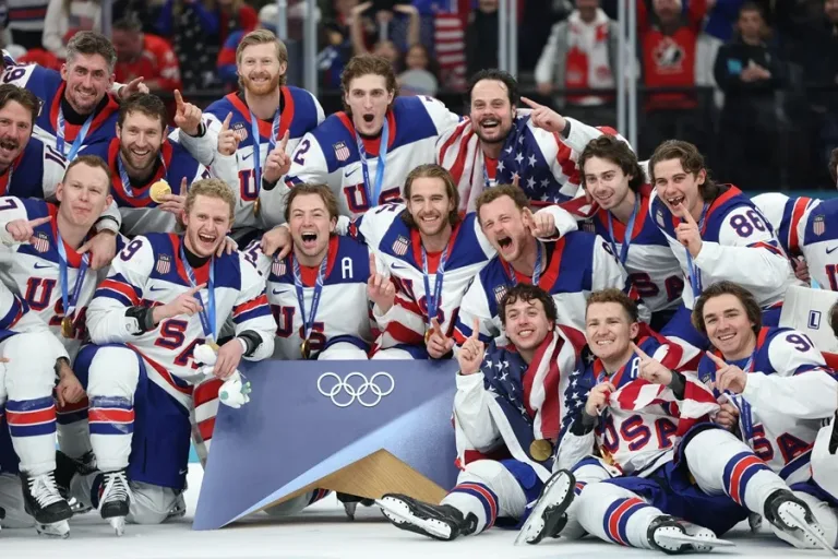 Director del FBI defiende polémico festejo con equipo de hockey