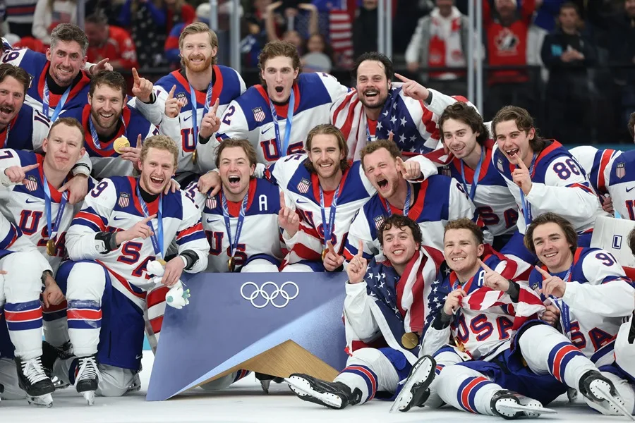 Director del FBI defiende polémico festejo con equipo de hockey