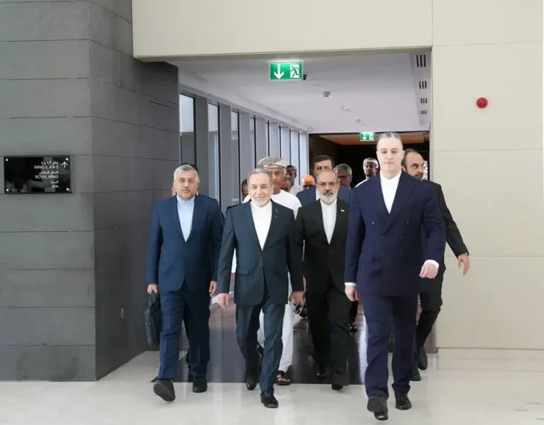 La delegación iraní encabezada por el ministro de Exteriores, Abás Araqchí, se dirige al lugar de las reuniones con el ministro de Exteriores de Omán. EFE/ ISNA