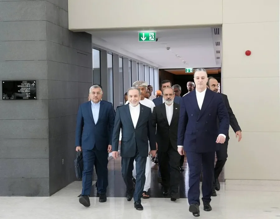 La delegación iraní encabezada por el ministro de Exteriores, Abás Araqchí, se dirige al lugar de las reuniones con el ministro de Exteriores de Omán. EFE/ ISNA