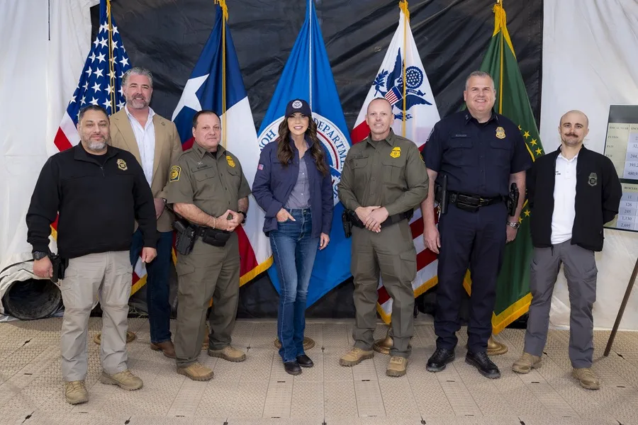 ¿Kristi Noem desviaba fondos de la Guardia Costera a ICE?