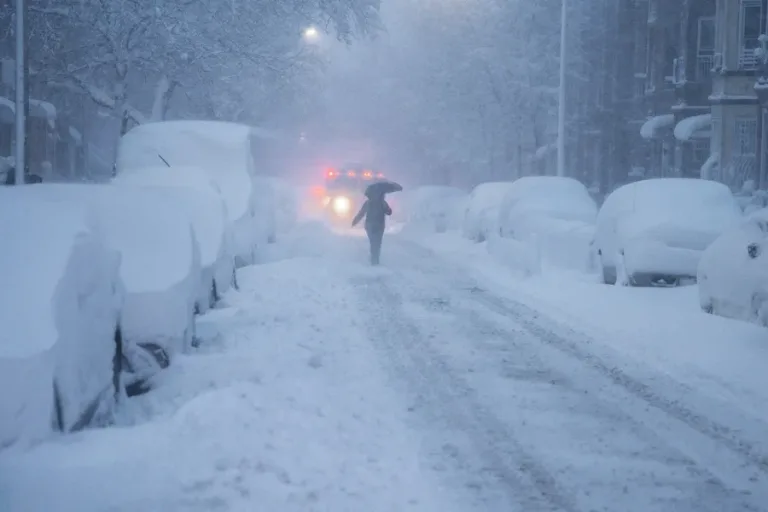 Nueva York: jóvenes atacan con bolas de nieve a la policía