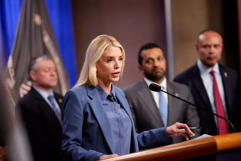 Pam Bondi desata gritos e insultos