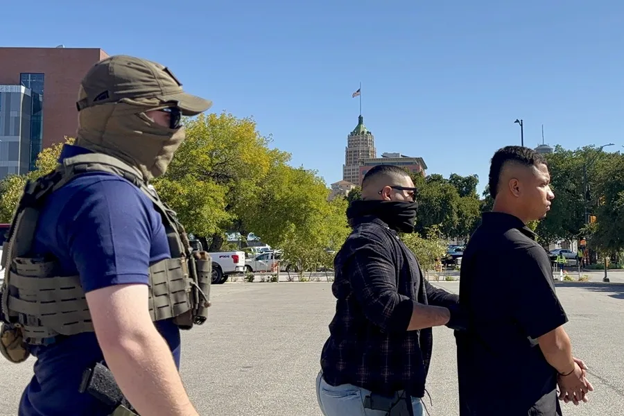 Proyecto de ley busca que ciudadanos protejan a sus parejas migrantes del ICE