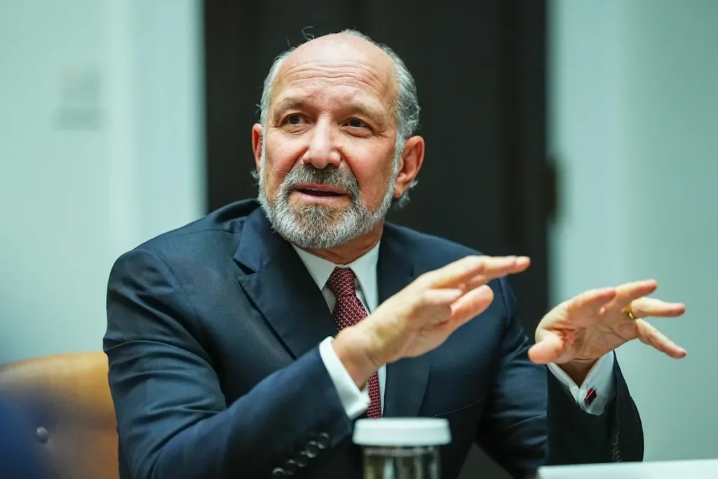 Secretario de Comercio defiende su polémico viaje a la isla de Epstein