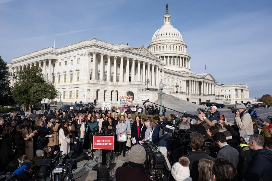 Sobrevivientes de abusos hablan durante una conferencia de prensa en el Capitolio de los Estados Unidos