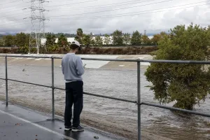 Tormentas en Los Ángeles causan caos vial y retrasos