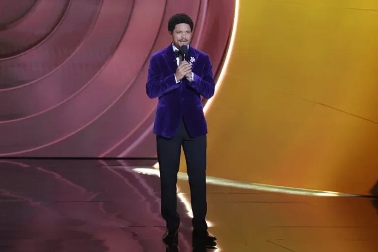 Trump demandaría al presentador de los Grammy por vincularlo a Epstein