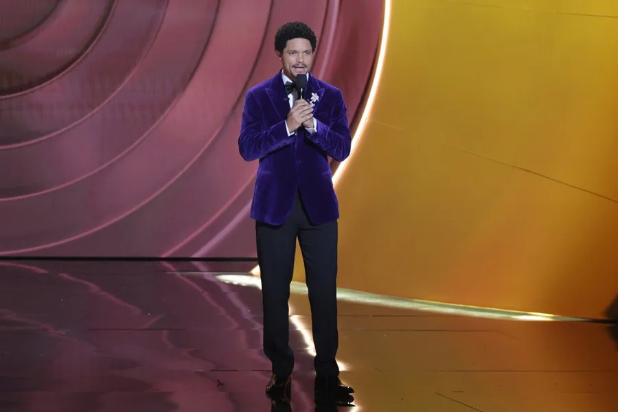 Trump demandaría al presentador de los Grammy por vincularlo a Epstein