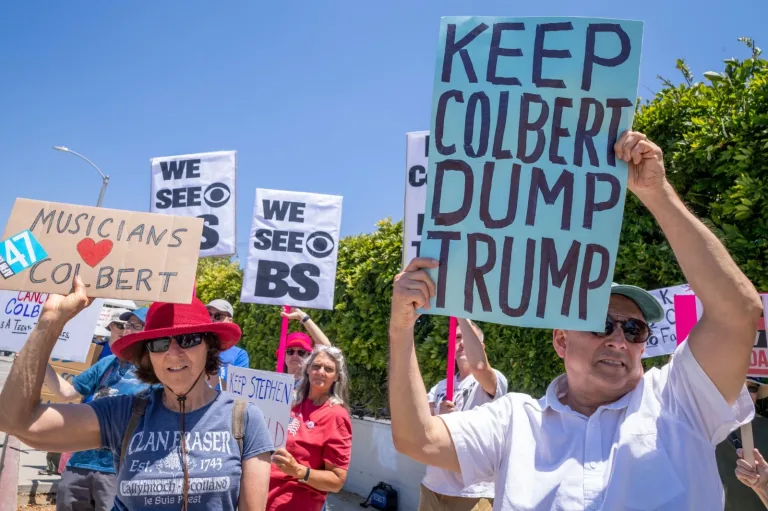 EN PORTADA: ¿CENSURA? Stephen Colbert denuncia la censura de una entrevista a un demócrata en CBS a pedido de Trump.