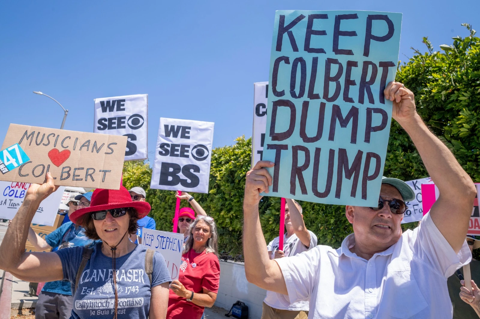 EN PORTADA: ¿CENSURA? Stephen Colbert denuncia la censura de una entrevista a un demócrata en CBS a pedido de Trump.