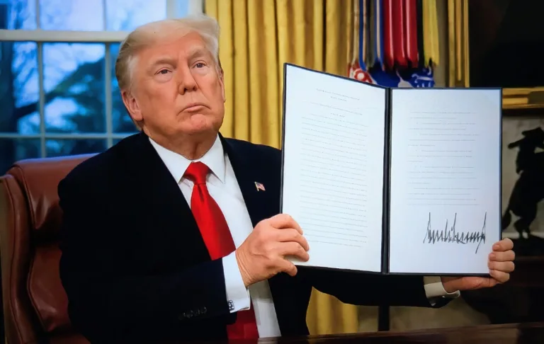 EN PORTADA: DÍA DE LAS FAMILIAS ÁNGEL Trump proclama el "Día de las Familias Ángel", en honor a familiares de víctimas de inmigrantes.