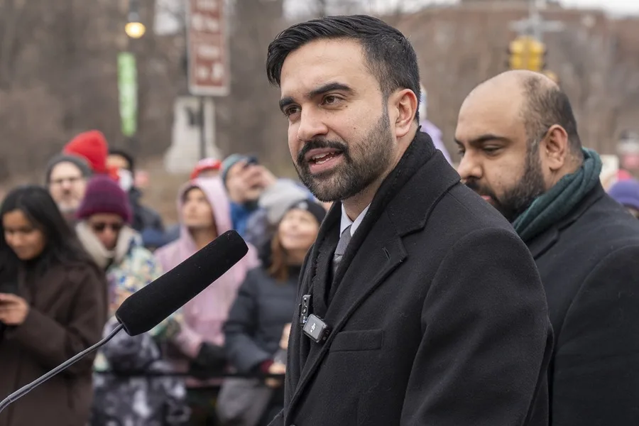Nueva York: jóvenes atacan con bolas de nieve a la policía