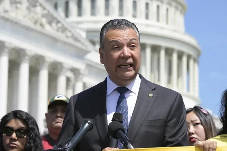 Alex Padilla alerta de que Trump intimida el voto latino con ICE