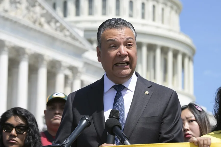 Alex Padilla alerta de que Trump intimida el voto latino con ICE