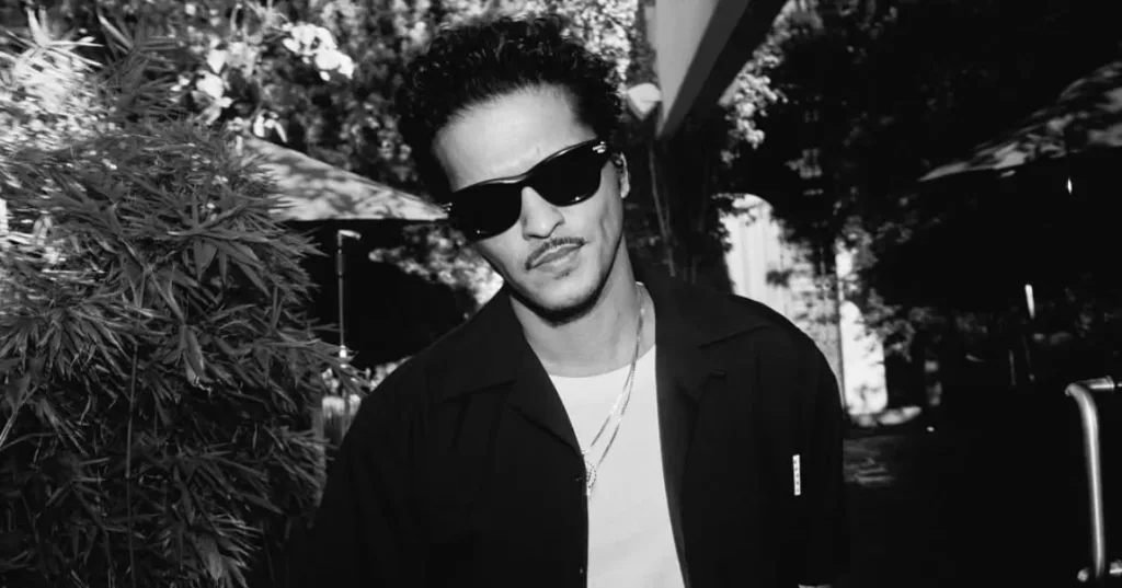 Bruno Mars rinde tributo a Puerto Rico en “The Romantic”