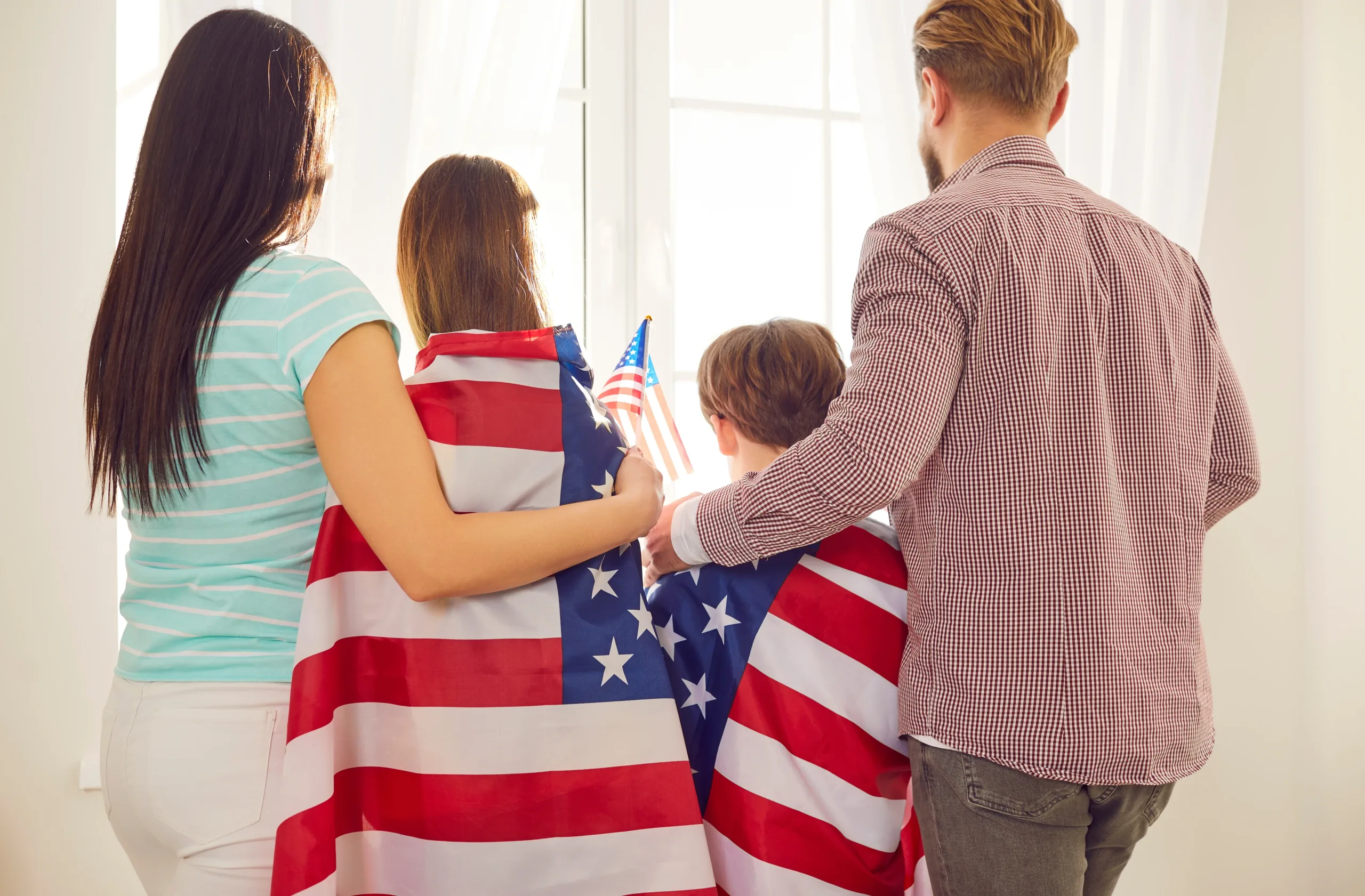 Trump aumenta ofensiva para retirar ciudadanía a inmigrantes