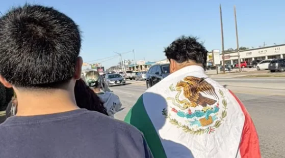 Protesta estudiantil contra ICE sacude escuelas en Houston