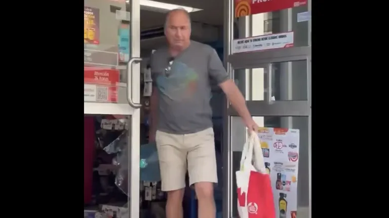 Extranjero saquea un Oxxo tras operativo en Vallarta