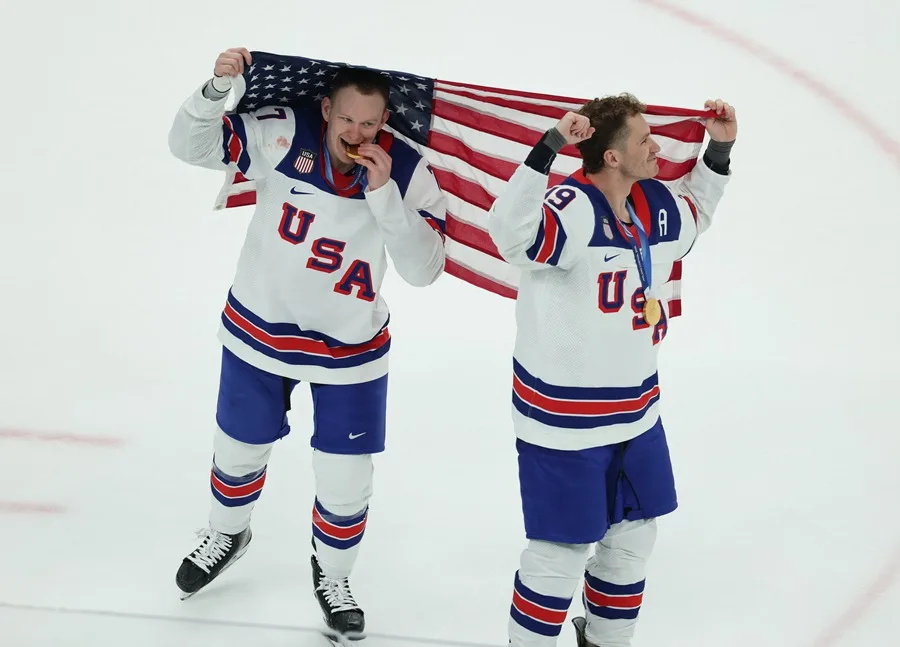 Director del FBI defiende polémico festejo con equipo de hockey