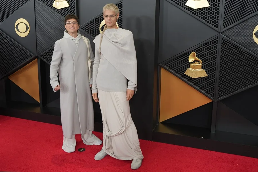 Los cantantes argentinos Ca7riel (d) & Paco Amoroso posan en la alfombra roja de la 68º edición de los premios Grammy, en Los Ángeles (EE.UU.). EFE/ Octavio Guzmán