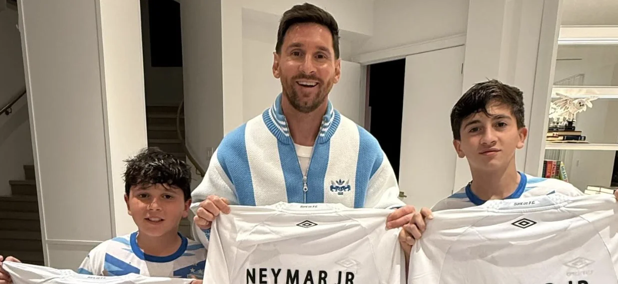 Messi y sus hijos sorprenden al posar con la camiseta del Santos de Neymar