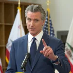 Newsom lanza sitio web para rastrear a “aliados criminales” de Trump