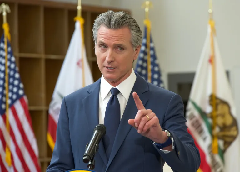 Newsom lanza sitio web para rastrear a “aliados criminales” de Trump