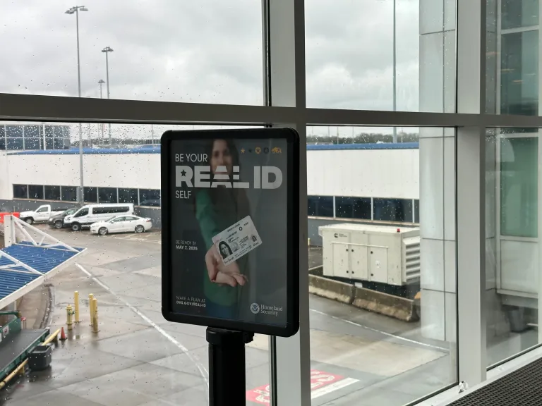 Viajar sin REAL ID podría costarle $45 extra