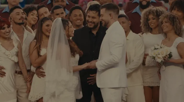 La boda real del show de Bad Bunny en el Super Bowl LX se convirtió en uno de los momentos más comentados del medio tiempo. Sobre el escenario del Levi’s Stadium, el artista puertorriqueño ofició como testigo de una ceremonia con plena validez legal, frente a millones de espectadores. La escena resumió el mensaje central del espectáculo: el poder del amor por encima de cualquier división. El show ya venía cargado de energía, con Bad Bunny alternando sus éxitos y clásicos del reguetón. Sin embargo, la atmósfera cambió cuando, tras una interpretación breve de “Mónaco”, las cámaras enfocaron a una pareja vestida de blanco rodeada de cortejo nupcial y músicos. El oficiante pronunció la frase clave, “ahora son marido y mujer”, y el estadio estalló en aplausos mientras los novios se besaban. ¿Quiénes se casaron en el show de Bad Bunny? La boda real del show de Bad Bunny fue planeada como una sorpresa, por eso los nombres de los novios no se hicieron públicos. Lo que sí trascendió es que la pareja había invitado al cantante a su ceremonia y que él respondió con una propuesta inesperada: celebrar la boda durante el espectáculo de medio tiempo del Super Bowl. Esa idea convirtió su unión en un momento histórico. De acuerdo con los representantes del artista, la ceremonia fue real y el matrimonio tiene validez legal, no fue solo una puesta en escena. Bad Bunny, vestido de blanco, firmó como testigo en el certificado de matrimonio, lo que le dio legitimidad al acto y reforzó el carácter simbólico de la boda. Sobre el escenario, los novios disfrutaron un pastel de varios niveles mientras el público seguía cada detalle. El gesto conectó con la narrativa del show, centrada en la unidad, la diversidad cultural y el amor como respuesta al odio. En un evento dominado por la competencia deportiva, la boda real del show de Bad Bunny añadió un capítulo íntimo y emotivo. ¿Cómo se integró la boda real al espectáculo del Super Bowl? La boda real del show de Bad Bunny no fue un momento aislado, sino parte de una coreografía cuidadosamente construida. Después de “Mónaco”, el escenario se transformó en una suerte de salón de fiesta, con luces cálidas, músicos en vivo y el cortejo nupcial acompañando cada paso. El anuncio del oficiante dio paso al beso, al pastel y a un mini “primer baile” observado por el mundo. En ese punto, apareció Lady Gaga, otra de las grandes sorpresas de la noche. La artista interpretó “Die With a Smile” junto a una banda en vivo, mientras el reguetonero y los recién casados se movían al centro del escenario. Bad Bunny animó a la pareja a un “baile inolvidable” y, visiblemente emocionado, gritó “¡baile, baile, baile!” mientras bailarines rodeaban el círculo principal. La boda real del show de Bad Bunny se mezcló así con la fiesta musical. Hubo incluso gestos más íntimos, como el momento en que el cantante bailó con una niña pequeña y despertó a un niño que dormía en las sillas, imagen que conmovió especialmente a espectadores latinoamericanos. Todo reforzó la sensación de estar presenciando una celebración familiar en medio de un evento global. ¿Qué otros artistas acompañaron a Bad Bunny en el medio tiempo? La boda real del show de Bad Bunny fue solo una pieza de un espectáculo lleno de invitados. Sobre el escenario aparecieron figuras como Pedro Pascal, Cardi B, Jessica Alba y Karol G, que se sumaron a la coreografía general. Ricky Martin también tuvo un rol destacado al interpretar líneas de “Lo que le pasó a Hawái”, tema incluido en el álbum más reciente del puertorriqueño. El repertorio de Bad Bunny combinó canciones como “Tití Me Preguntó”, “Yo Perreo Sola”, “Voy a llevarte pa’ PR” y “NuevaYol”, junto a fragmentos emblemáticos de la música urbana. Hubo guiños a temas como “Pa que retozen” de Tego Calderón, “Dale Don Dale” de Don Omar y “Gasolina” de Daddy Yankee, lo que convirtió el medio tiempo en un homenaje directo a la historia del reguetón. La presencia de la banda de salsa puertorriqueña Los Sobrinos añadió una capa adicional de sabor caribeño, reforzando la identidad cultural del espectáculo. En ese contexto, la boda real del show de Bad Bunny encajó como un clímax emocional dentro de una gran celebración latina. ¿Qué mensaje dejó la boda real del show de Bad Bunny? Más allá del espectáculo, la boda real del show de Bad Bunny se leyó como parte de un mensaje social y cultural. En uno de los momentos finales, mientras se veían banderas de distintos países, una gran pantalla mostró la frase “Lo único más poderoso que el odio es el amor”. Esa declaración terminó de unir la ceremonia nupcial con el discurso de unidad que atravesó todo el medio tiempo. Luego, el artista tomó un balón de fútbol americano con la inscripción “Juntos somos América” y lo lanzó al aire, reforzando la idea de un continente diverso, pero conectado por raíces y emociones comunes. La boda real del show de Bad Bunny, en ese sentido, funcionó como metáfora de encuentro y comunidad frente a un público global. En la rueda de prensa previa, el propio cantante había adelantado que su presentación sería “una fiesta enorme” donde la gente solo debía preocuparse por bailar y disfrutar, sin importar el idioma. La boda real del show de Bad Bunny cumplió esa promesa y, al mismo tiempo, dejó una imagen difícil de repetir: una unión legal celebrada en vivo, en el escenario deportivo más visto del mundo, con la música latina como banda sonora.