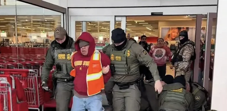 Activistas anti-ICE colapsan cajas de Target comprando sal en protesta