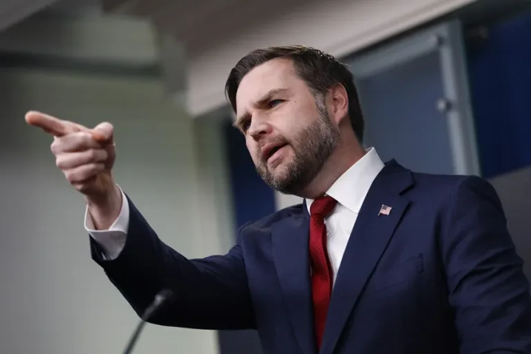 Vance afirma que la Iglesia se "aprovecha" de los inmigrantes