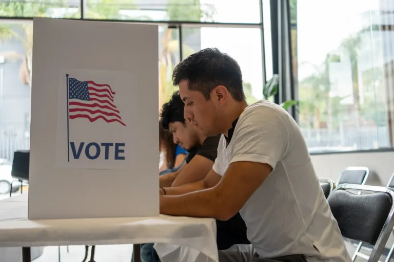 Elecciones intermedias: así apuntan al voto latino con campaña ‘RUIDO’