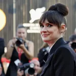 Winona Ryder se suma a Merlina: Netfliz revela nuevas imágenes