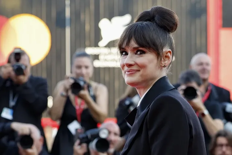 Winona Ryder se suma a Merlina: Netfliz revela nuevas imágenes