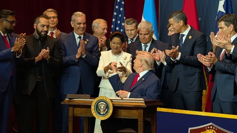 Trump dice ante algunos mandatarios latinoamericanos: «No voy a aprender su maldito idioma»