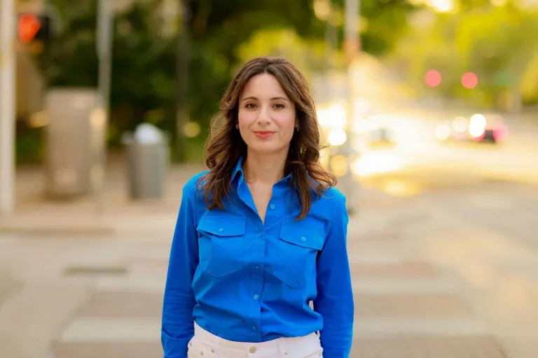 Gina Hinojosa, la demócrata que va tras Greg Abbott