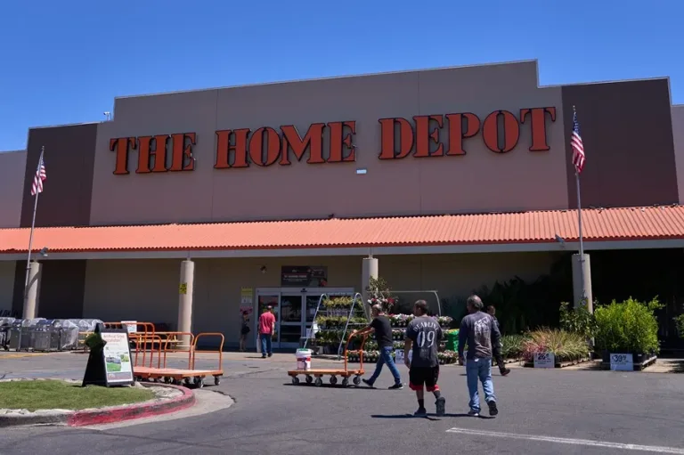 Acusan a Home Depot de permitir redadas de ICE