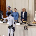 Robot humanoide acompañó a Melania Trump a cumbre