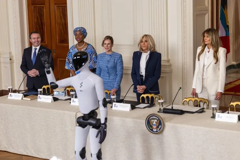 Robot humanoide acompañó a Melania Trump a cumbre