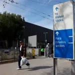 persona camina en el puerto de entrada de San Ysidro