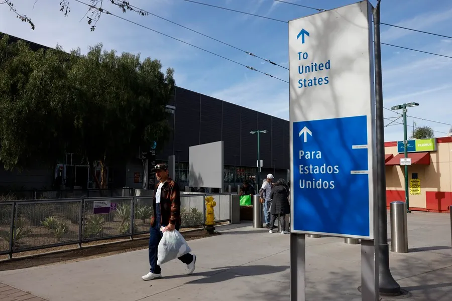 persona camina en el puerto de entrada de San Ysidro