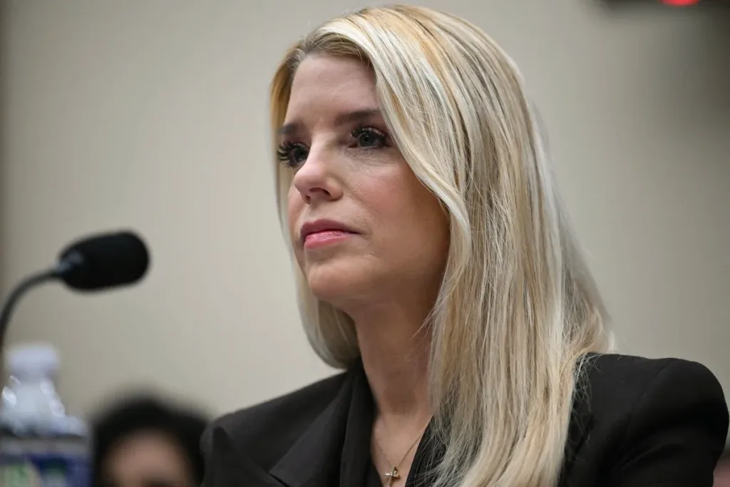 Pam Bondi huye a base militar