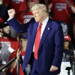 Trump recurre a los migrantes