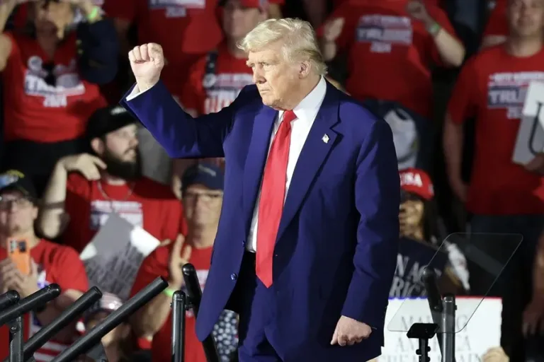 Trump recurre a los migrantes