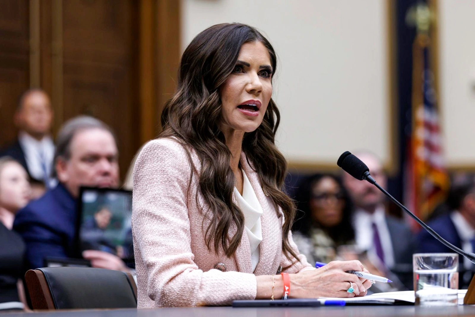 EN PORTADA: ¡FUERA NOEM! Trump despide a Kristi Noem del DHS y la reemplazará Markwayne Mullin.