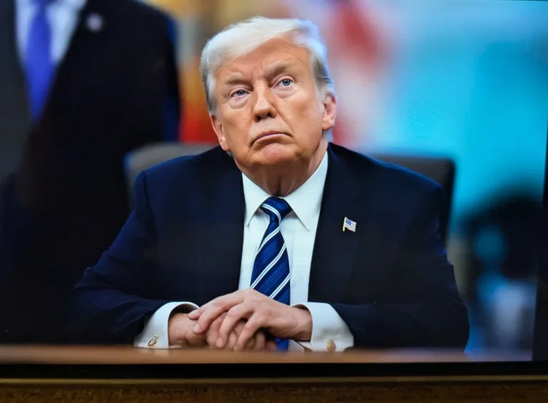 EN PORTADA: PÁNICO EN LA CASA BLANCA Trump entra en pánico tras aumento del precio de petróleo tras arreciar ataques a Irán.