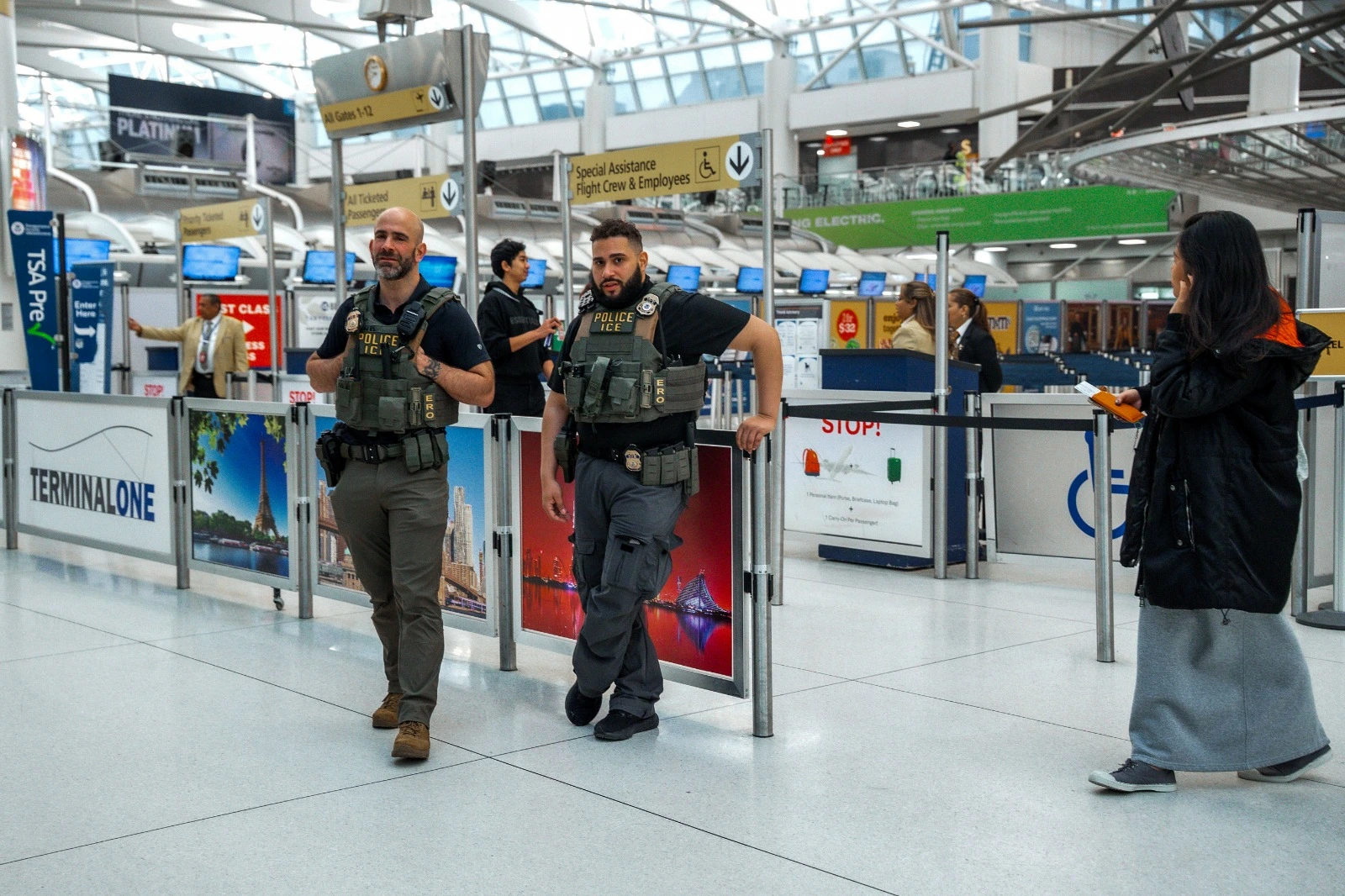 EN PORTADA: CAOS EN AEROPUERTOS Los agentes de ICE se despliegan en catorce aeropuertos de EE.UU.